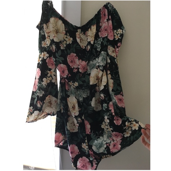 Floral strapless and off the shoulder romper! 🌸 - Picture 5 of 6